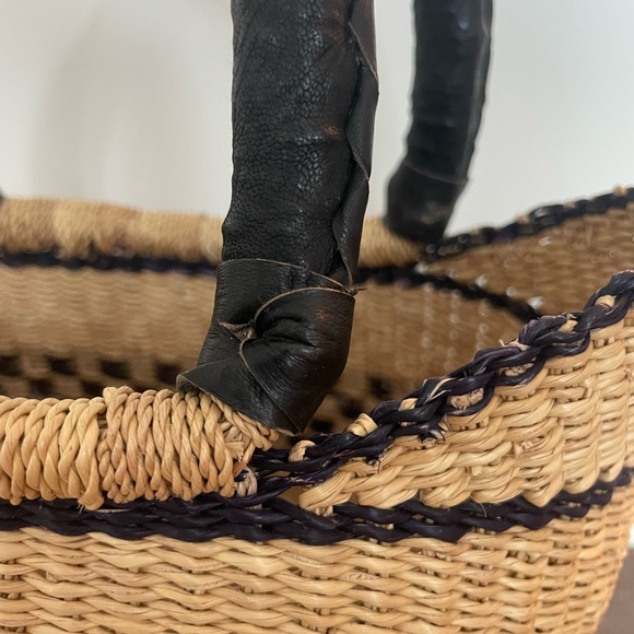 Hand woven artisan basket bag (small) - Picture 2 of 3